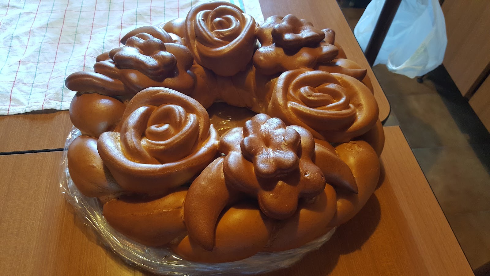 Ghirlanda di pane lavorata a mano a forma di rose e fiori